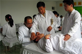 標(biāo)題：老師對(duì)學(xué)生進(jìn)行手法輔導(dǎo)
瀏覽次數(shù)：51826
發(fā)布時(shí)間：2018-06-04